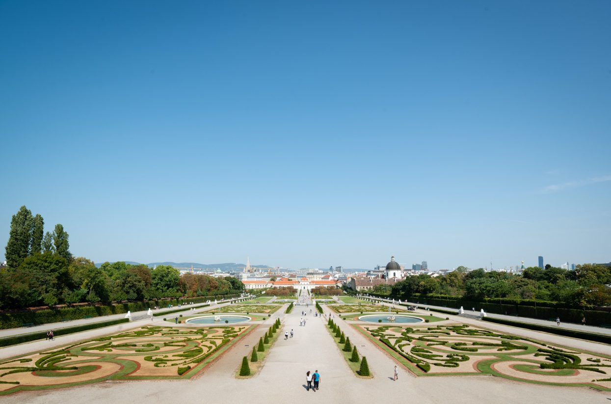 Blick vom Oberen Belvedere über den Schlosspark auf Wien I Lukas Schalle...-web
